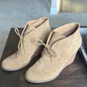Lucky brand Women’s Suede Lace-Up Wedge Bootie in Tan